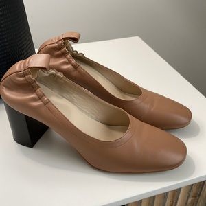 Size 8.5, fits like 8. Everlane pumps.